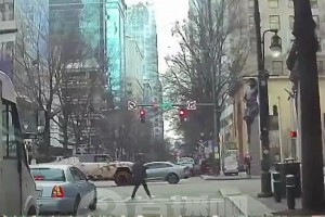 三球车祸瞬间视频曝出🔥把对面车头撞烂！左转没让直行预计全责