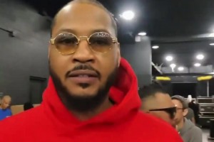 社会瓜开得起玩笑的🤣被认成是艾弗森毫无波澜微笑面对