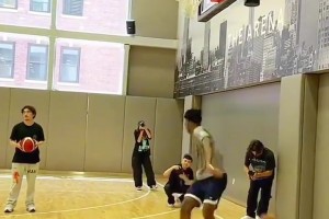 詹姆斯一家三口展示扣篮，布莱斯和布朗尼抢着给老爸争面子...