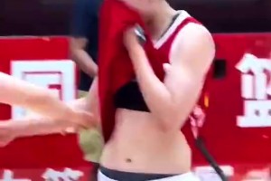 女篮国手张茹比赛中直接撩起球衣擦汗，这腹肌看着真明显！
